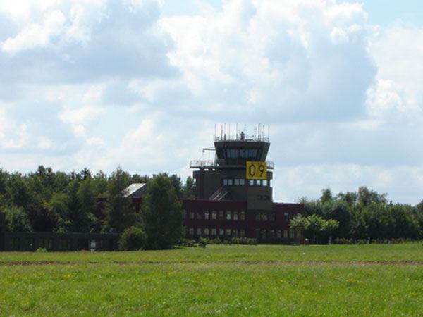 Bild Gebäude Außenansicht Flugpatzgebäude